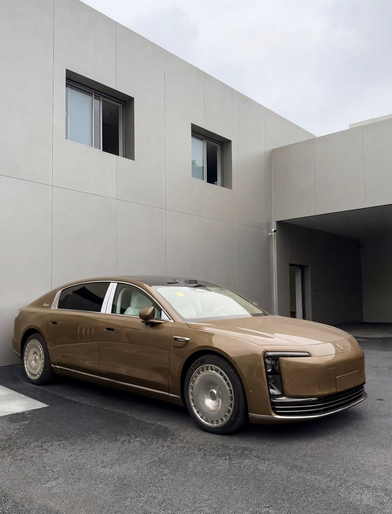 刷到一辆改色尊界S800，真的不输拼色款非常city~洋气又沉稳，给打几分