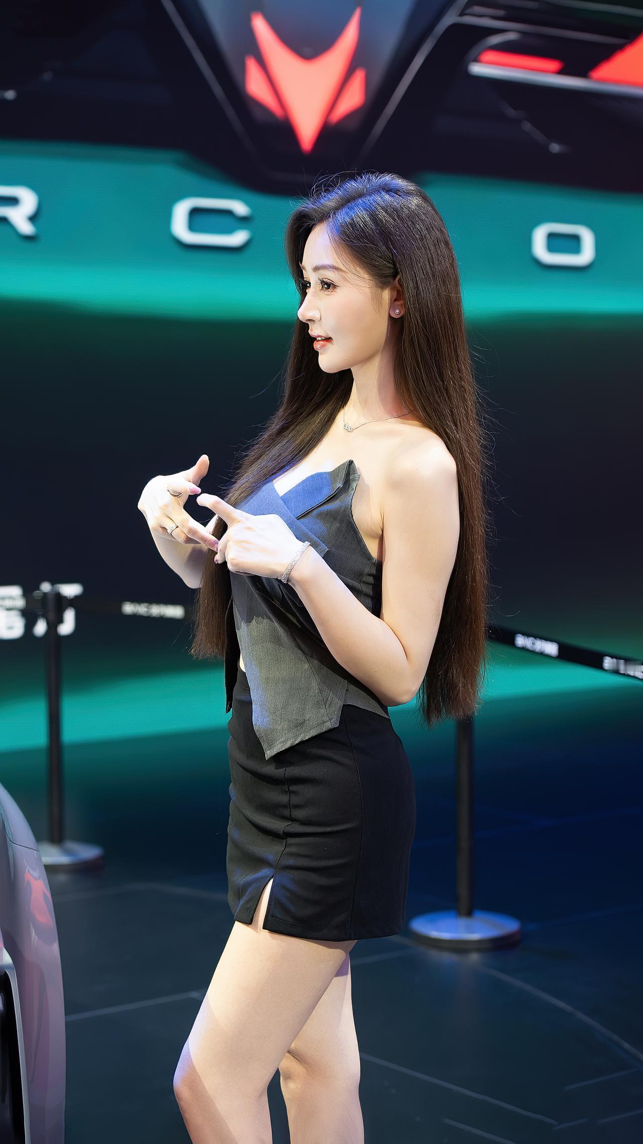 车模敏敏，成都车展。敏敏美女车展现场好看的小姐姐