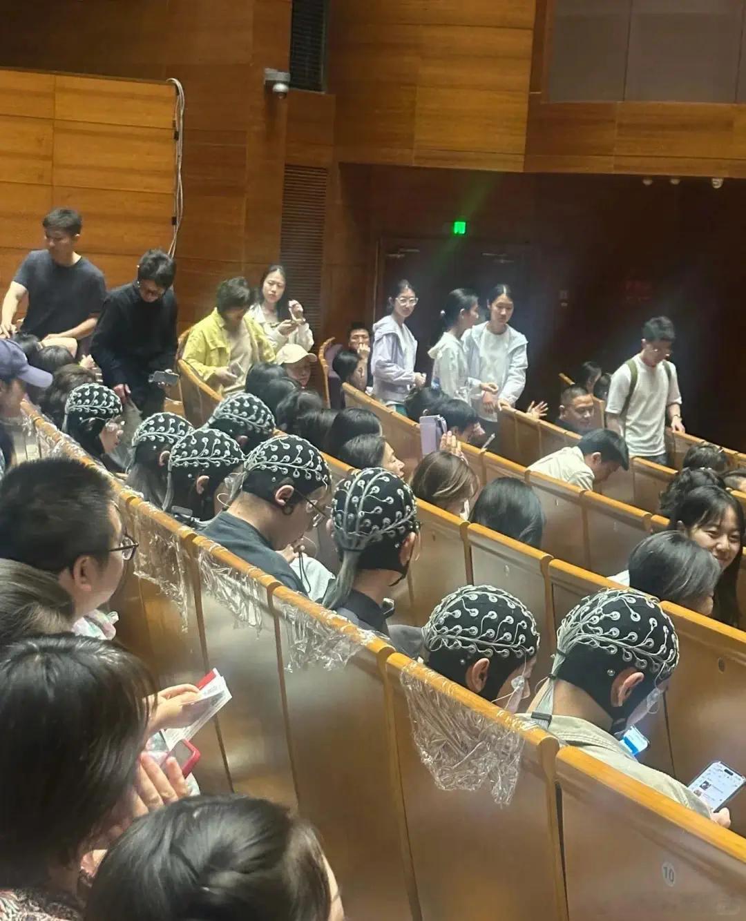 在清华不懂就问；这是什么神秘组织？家人们谁懂啊！最近刷到有人戴“脑电帽”看展，这