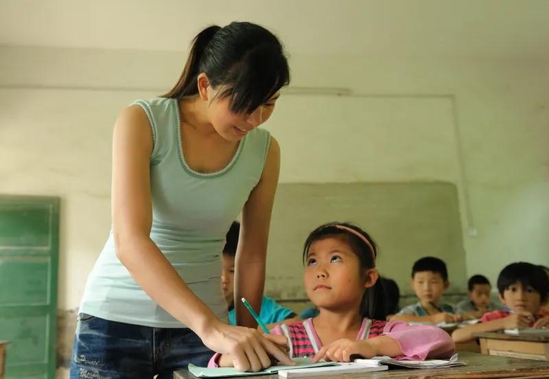 我知晓一个执着于高考的女生。她的同班同学从师范大学毕业出来都当她老师了，可她还在