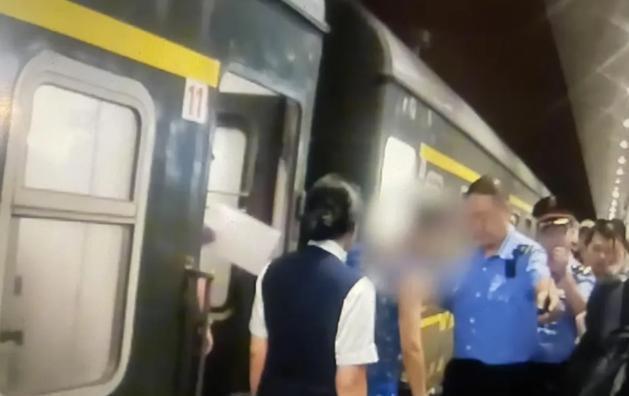 15岁女孩小敏持合法有座票乘车，提前挑选的观景座位竟被无票中年女子李某强占，沟通