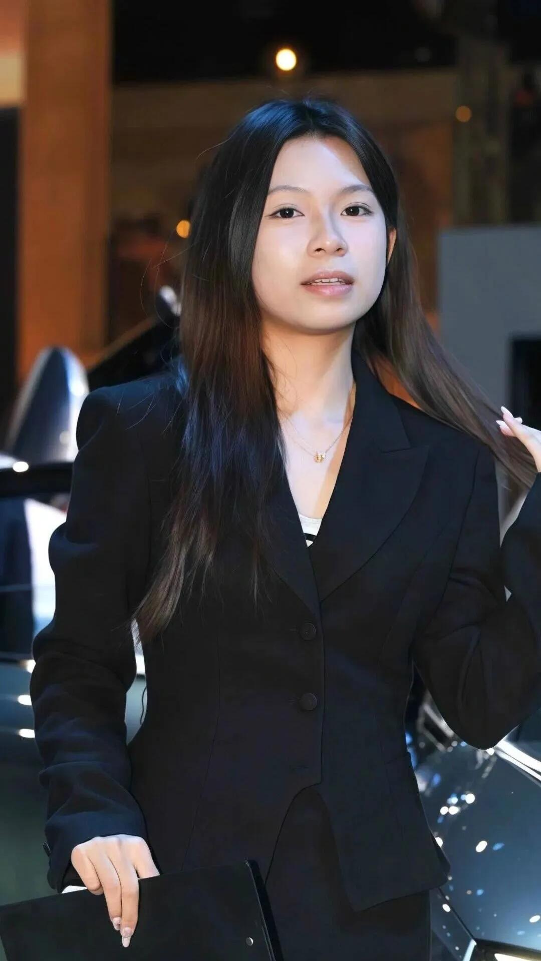 职场女性魅力，黑色西装搭配，自信满满！