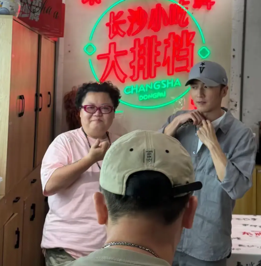 谢霆锋在长沙吃大排档，和素人拼桌没架子，跟粉丝们合影像二十出头的小伙子……没