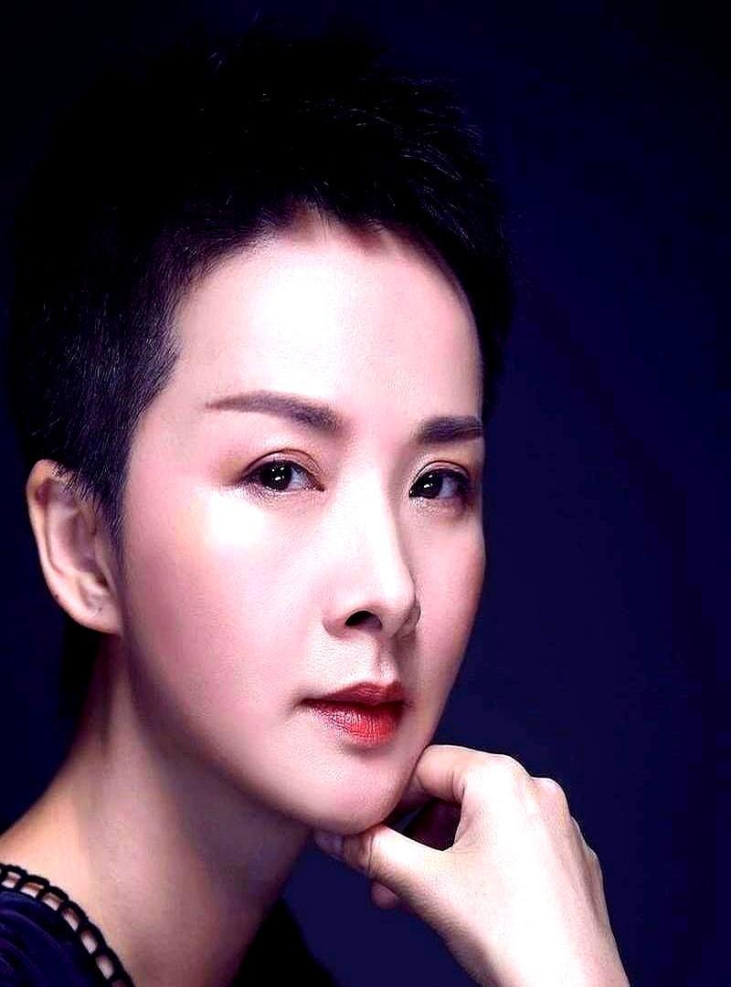 56万买断香秀灵魂谢兰演的香秀，牙尖嘴利，抬下巴就能把人怼到墙角。观众刚爱