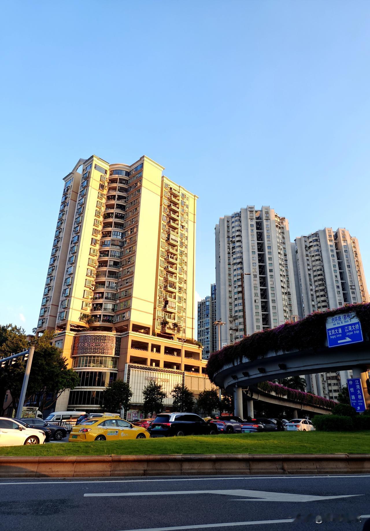 前有某市财政局卖房，现在全国银行又加入卖房行列，低于市场价25%，还有大量法拍房