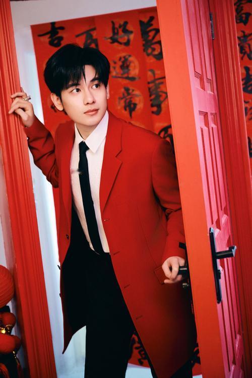 2026年1月31日，胡先煦结束春晚联排后赶早班机返横店，因连日高强度工作极度疲