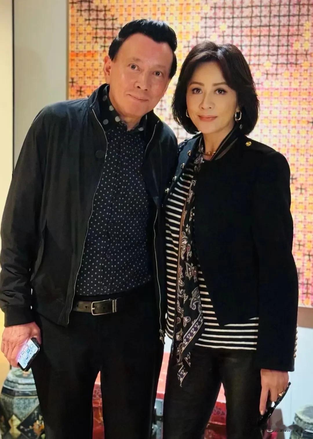 73岁的陈冠希爸爸，晒与刘嘉玲的合照。嘉玲姐柳眉杏目，身材窈窕，头发乌黑，时尚