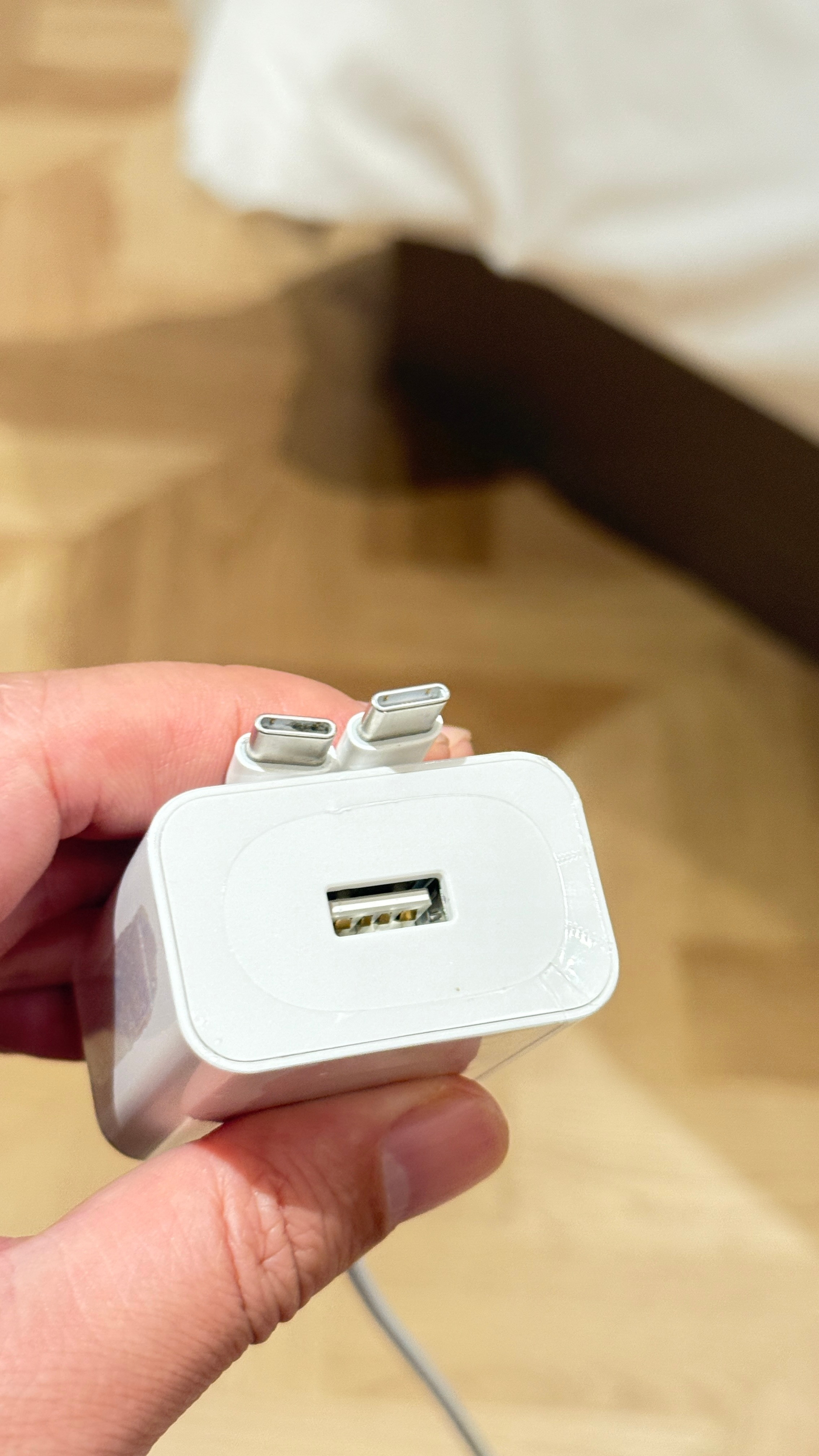 我可真是个大聪明，出差带了一套充电器，结果充电头是USB，线是双Type-c，幸