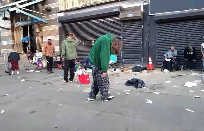 美式斩杀线让我们明白美国街头那些如僵尸般的流浪汉是如何来的。他们曾经也可能是住