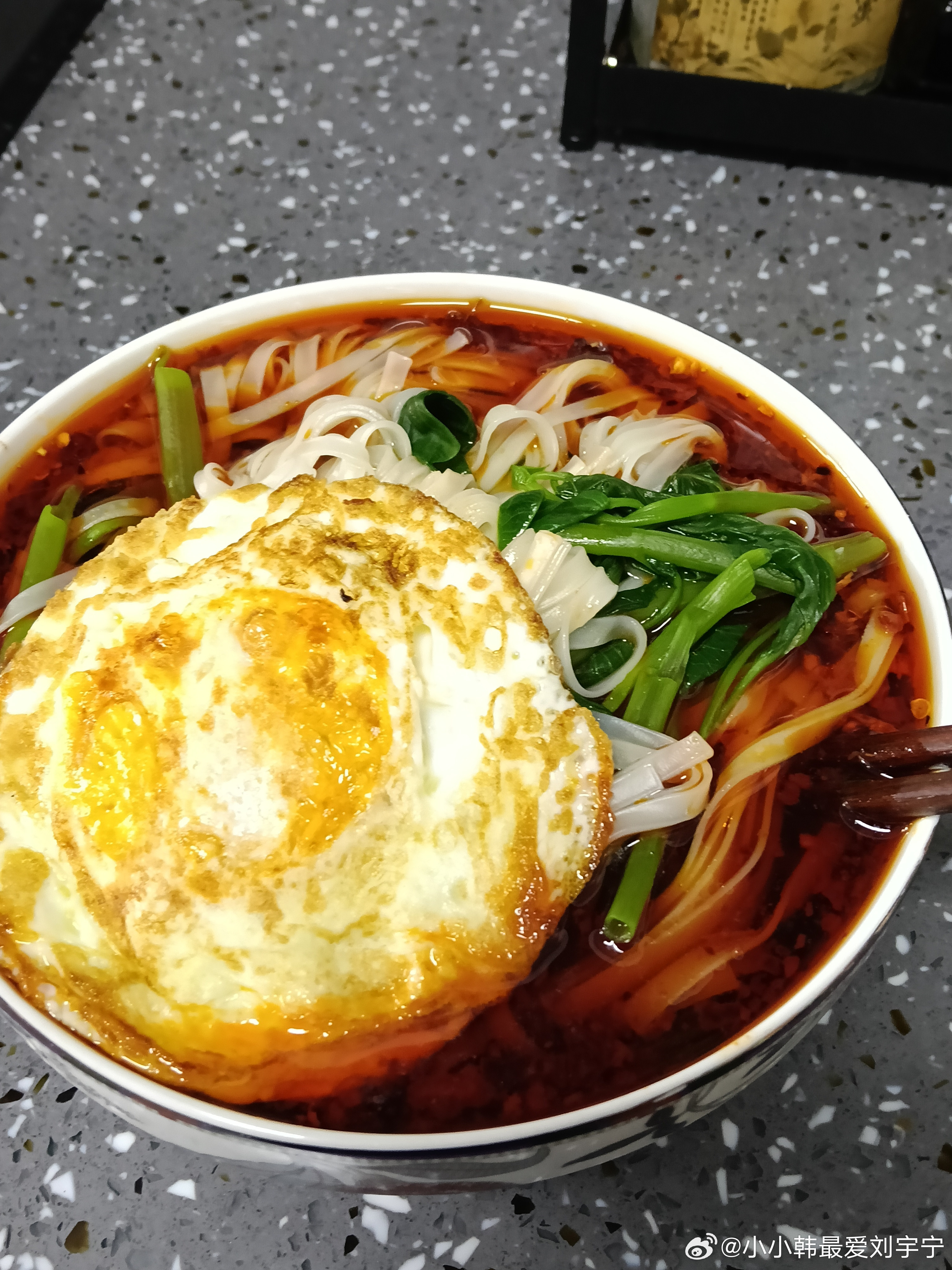 在重庆早上5分钟吃面🍜什么感受，汗水像下雨一样