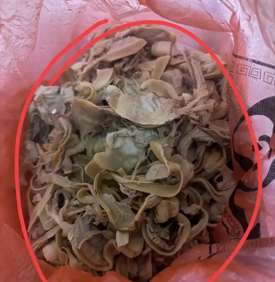 小张收到同事妈妈从湖南寄来的腊肉剁椒酸豆角，全家围着纸箱抢筷子，她妈边咽口水边说