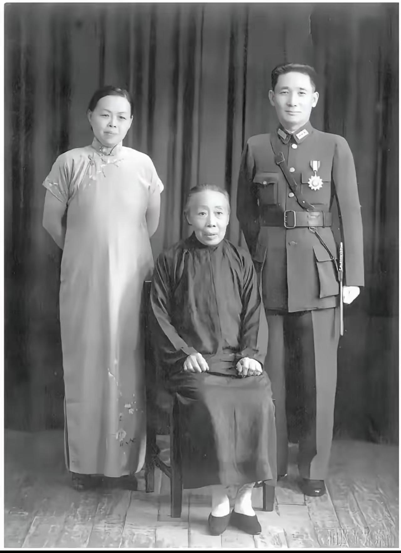 没想到民国手握重兵的陆军上将，一辈子没纳过妾，连糟糠妻的老母亲都常年带在身边奉养