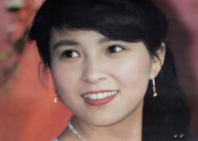 李羚，1958年12月30日生于上海，原籍河北永年。原中央实验话剧院国家一级演