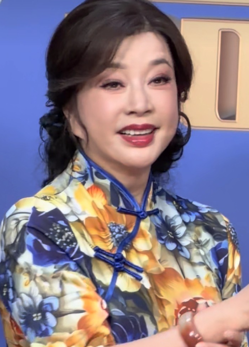 75岁的刘晓庆冲上了热搜这次她不再隐忍质疑声，丢下一句：“有人请我，我也敢尝试