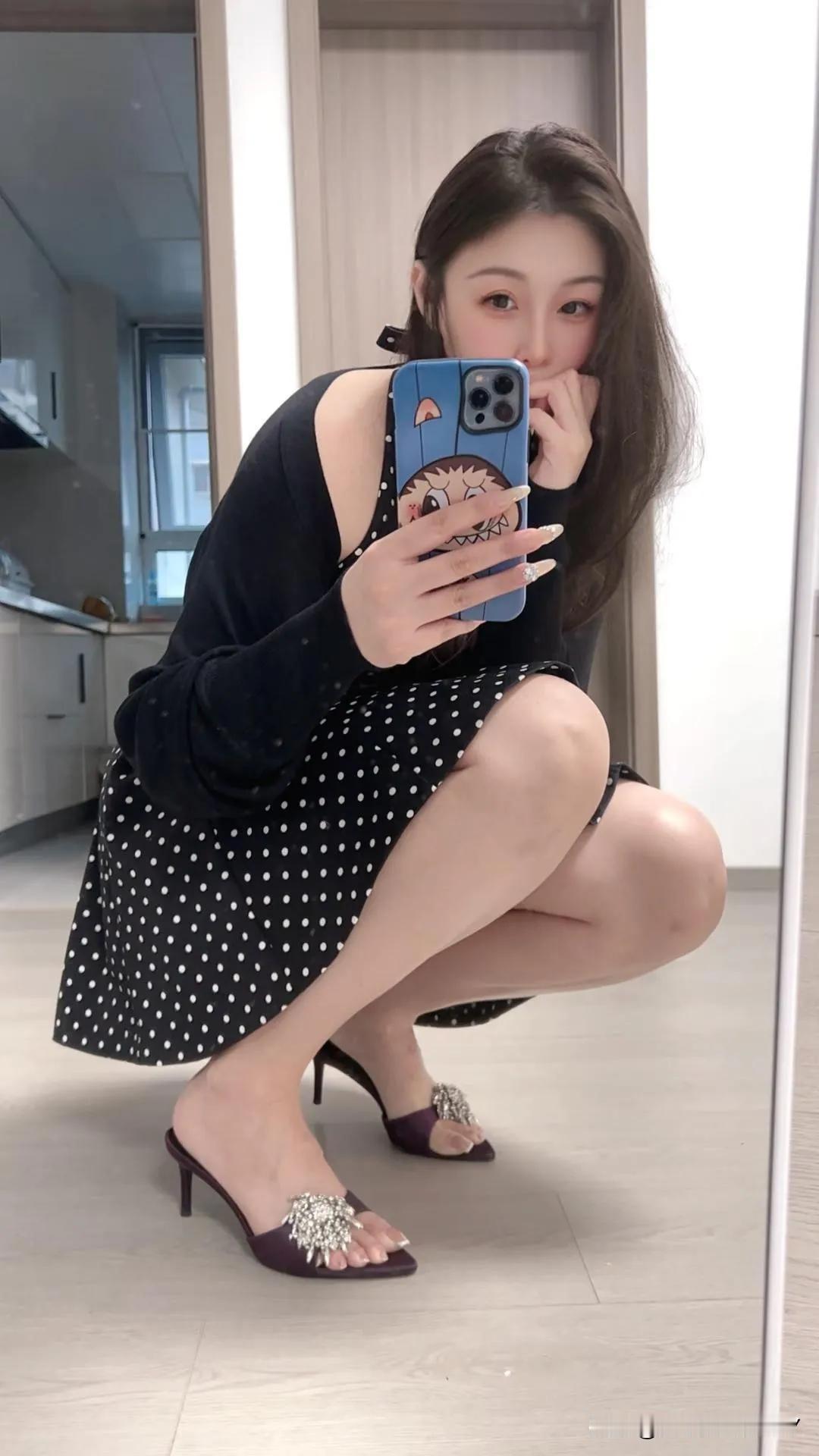 元气少女的穿搭，黑白波点裙配闪亮高跟鞋堪称一绝。2023年夏季，波点裙回归，复