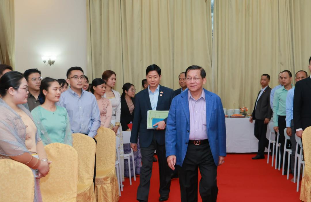 原来缅甸有这么多人在中国工作。敏大将视察了缅甸驻华使馆和武官处，还有缅甸留学