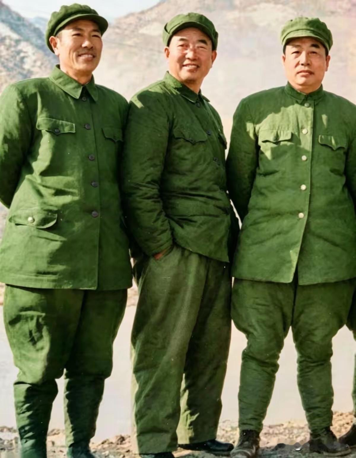 三位革命先辈在一起，并肩而立，气质不凡，我敢打赌，如果你全部认出来了，历史一定不