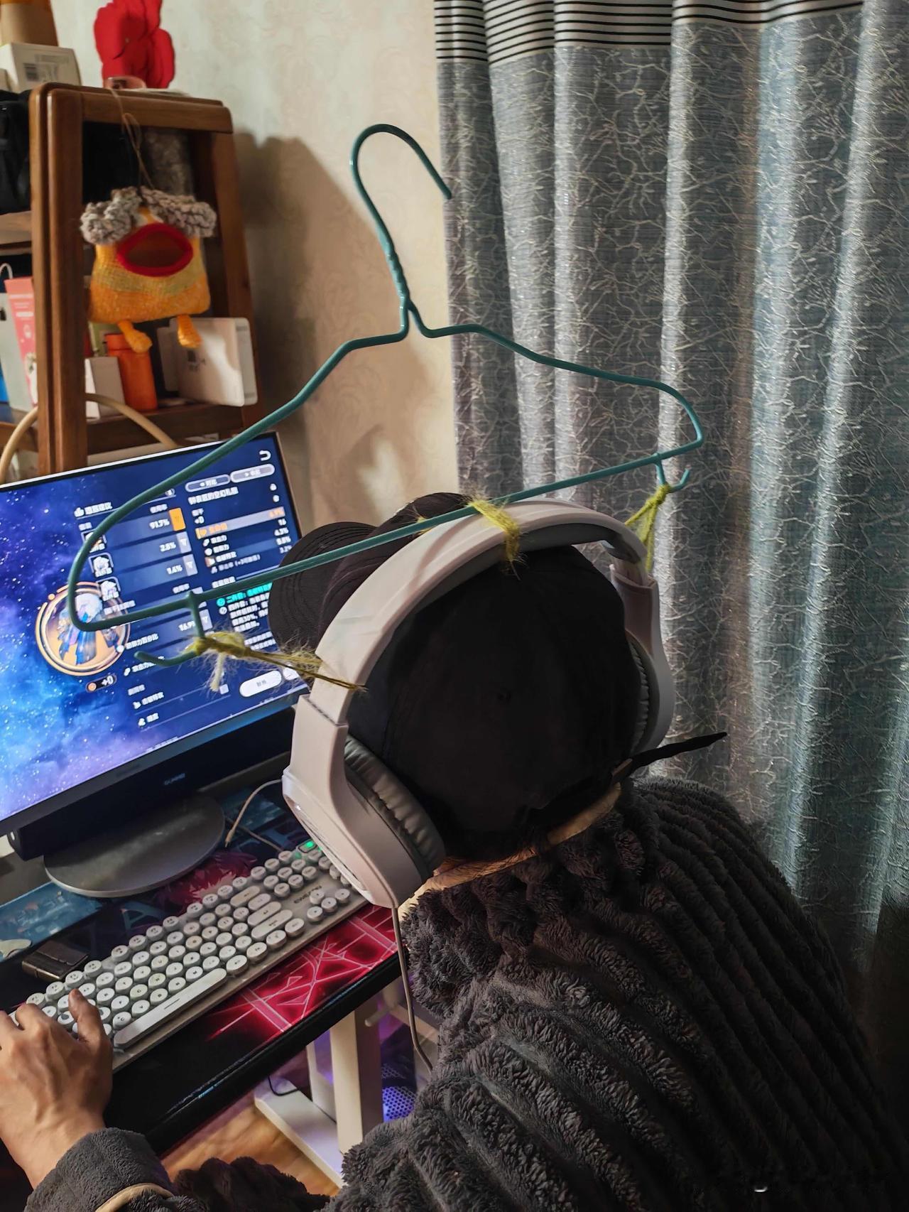 老公说他耳机太紧，夹得耳朵和腮帮子疼。我立即动手给他改造了一下。因为改造后夹不紧