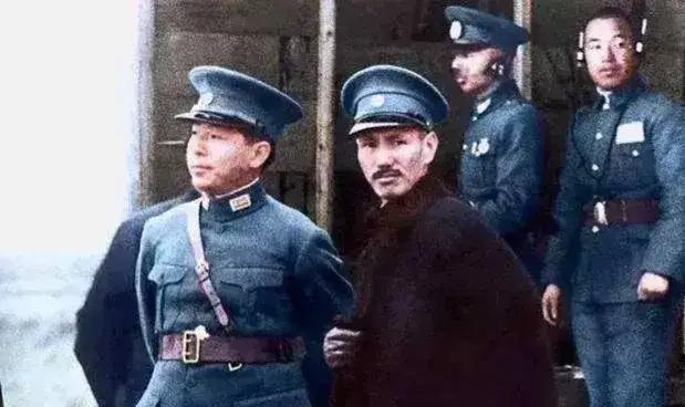 西安事变前，绥远抗战爆发前后，中央军已对红军形成东西夹击之势，东线汤恩伯等部在陕