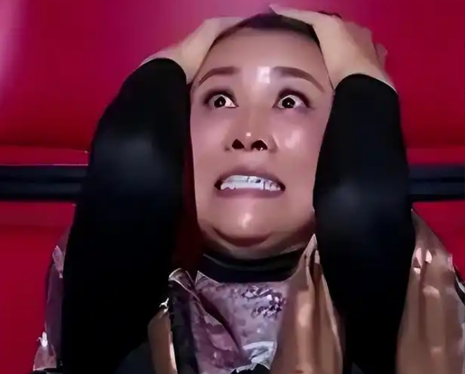 那英的报应来了！！！正所谓天道好轮回，苍天饶过谁！！当初那英在节目中疯狂d