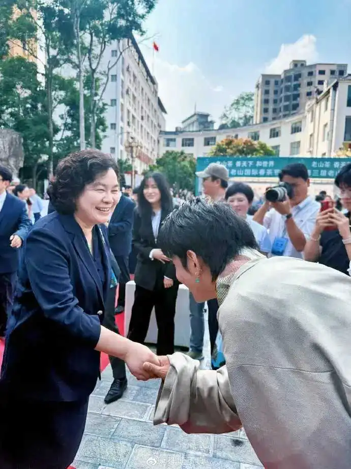 丁真这是见到谁了？腰弯成这样了