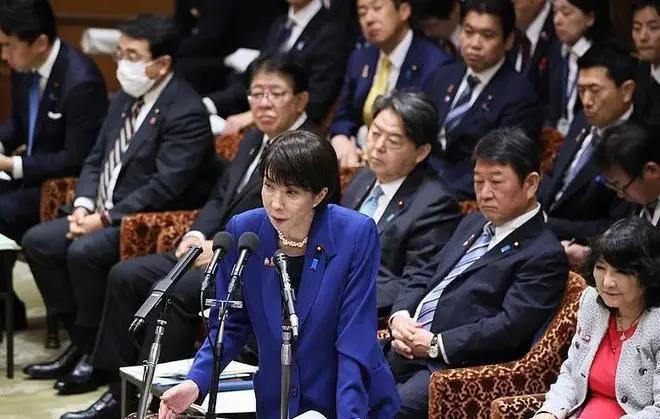 日本那边曝出最新动静！据日媒披露，日本内阁会议通过首相高市早苗涉台海武力表态的书