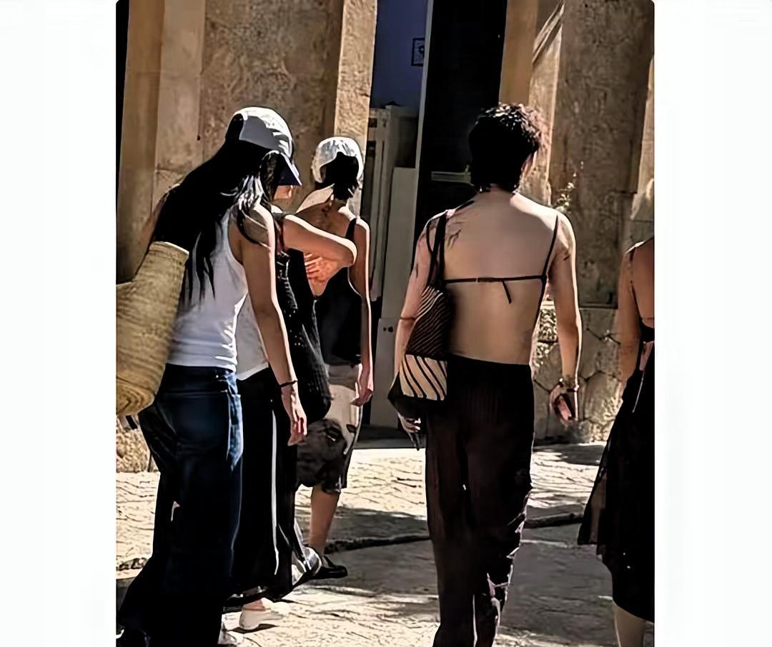 伊能静儿子这波操作真是让人惊掉下巴！穿着肚兜就敢大摇大摆上街，这自信程度简直绝了