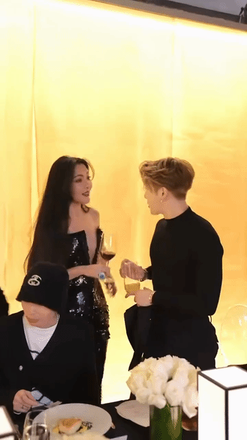 王嘉尔跟这种御姐范儿莫名的搭，两个人的气质都有点野有点欲，看起来都好会展现自己的