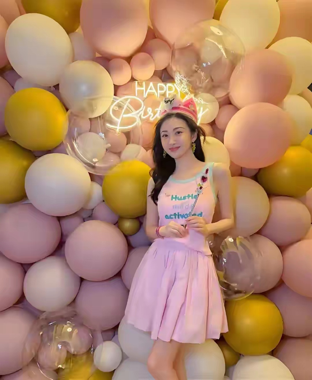 38岁景甜生日封神！粉裙皇冠手持仙女棒，温柔少女感从未衰减
