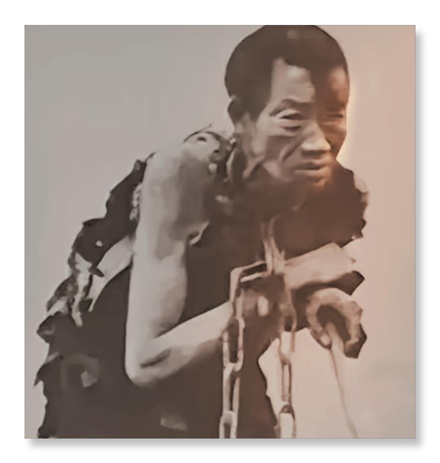 1949年冬天，青海湟中军管会门口，一个驼背牧人站了很久。他衣服单薄，膝盖缠着发