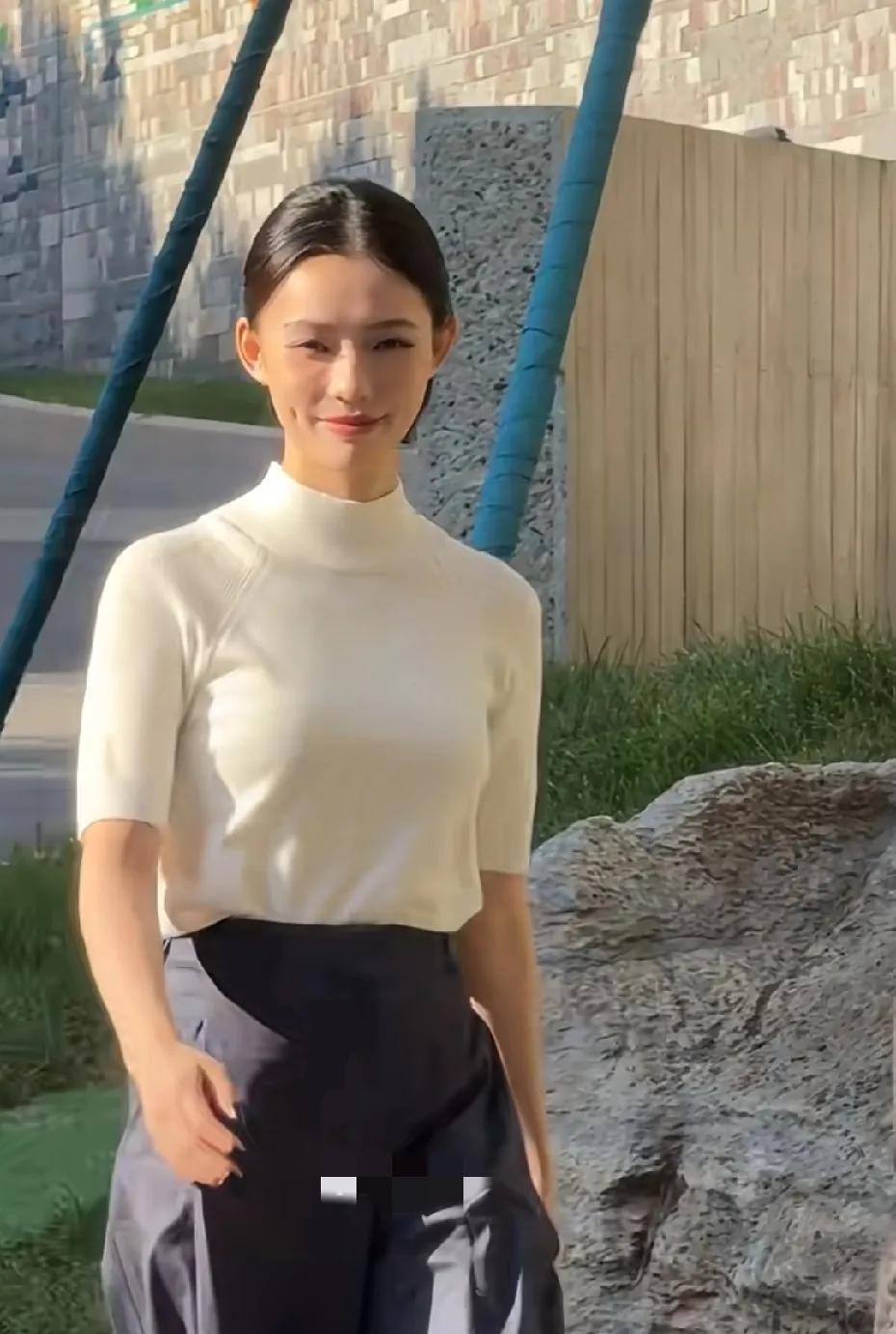 林允比之前好看太多了，现在的美挺高级的，喜欢这种瘦而不柴的身材