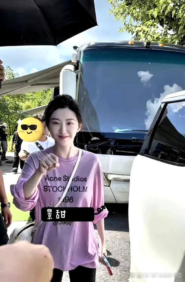 景甜肌肤白皙容颜出众，待人亲切随和，丝毫没有半点明星距离感。