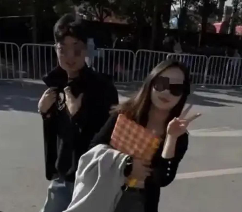 在国庆期间两名中国籍游客，去马来西亚游玩时却在度假村的酒店突然失联，手机信号却在