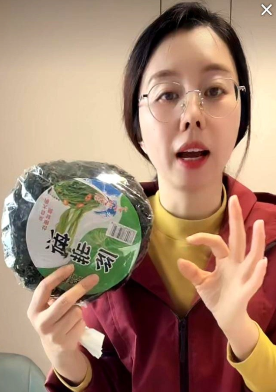 田静过节一直没有发作品，今天上班第一天，居然出来直播了！田静对着镜头解释，因为