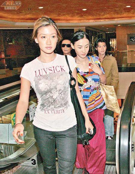 当年谢贤和儿女儿媳在一起，除了他人老颜值不高，其他三个年轻人都是俊男美女，他们三