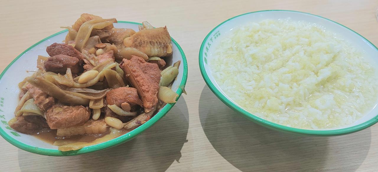 昨天来到一个快餐店吃饭。因为打了一上午乒乓球，有些饥肠辘辘。我来到这家饭店了，要