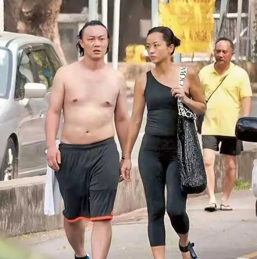 哇塞，陈奕迅与妻子徐濠萦可真是无偶像包袱呀！镜头中的陈奕迅竟然旁若无人的赤裸