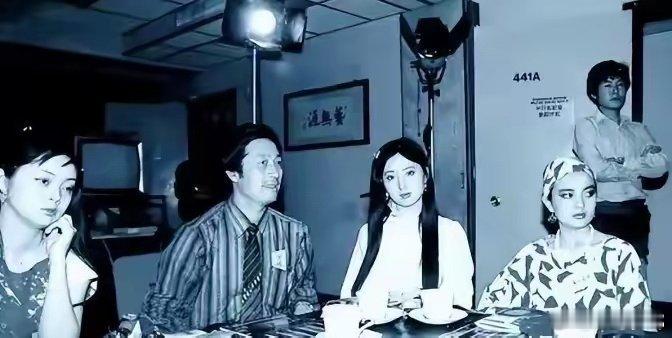 陈晓旭1987年香港宴会照，感觉林黛玉的妆造，限制了她的美貌啊！​​​​
