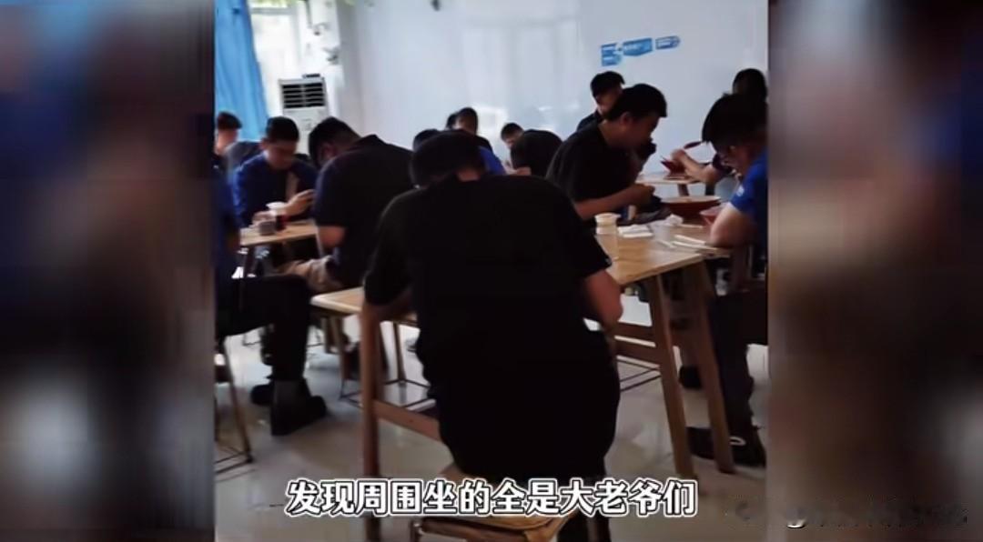 一碗板面视频引发大战，两万条评论集体翻车，一位中年大姐去店里吃板面，放眼望去店里