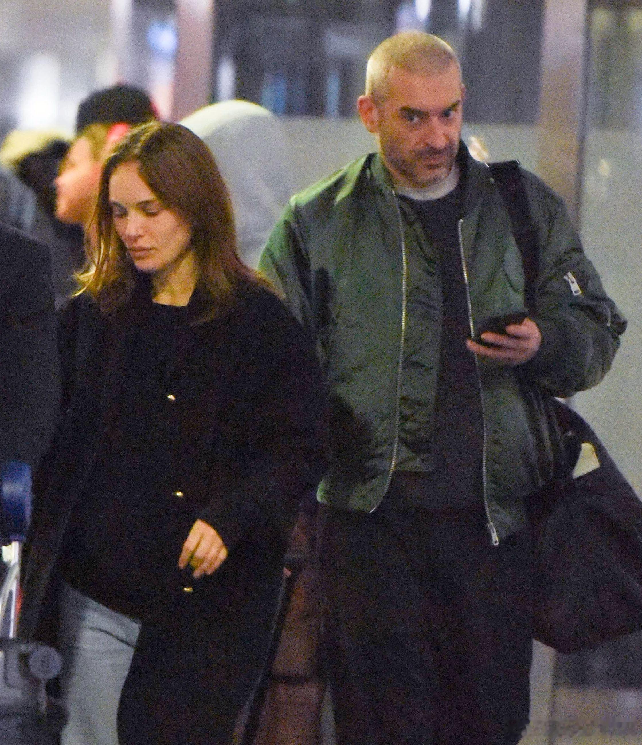 娜塔莉波特曼在纽约外出，和男友TanguyDestable一起低调抵达纽约肯尼