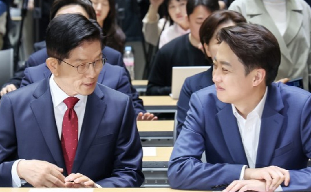 据韩国改革新党候选人李俊锡候将于22日下午5点在国会沟通馆召开紧急记者会。该党相