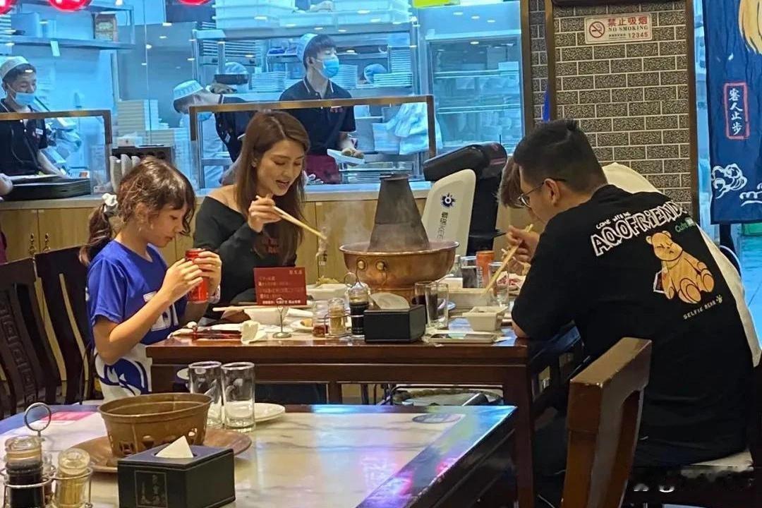洪欣母女吃饭被偶遇，素颜出镜脸颊凹陷状态一般！​​​