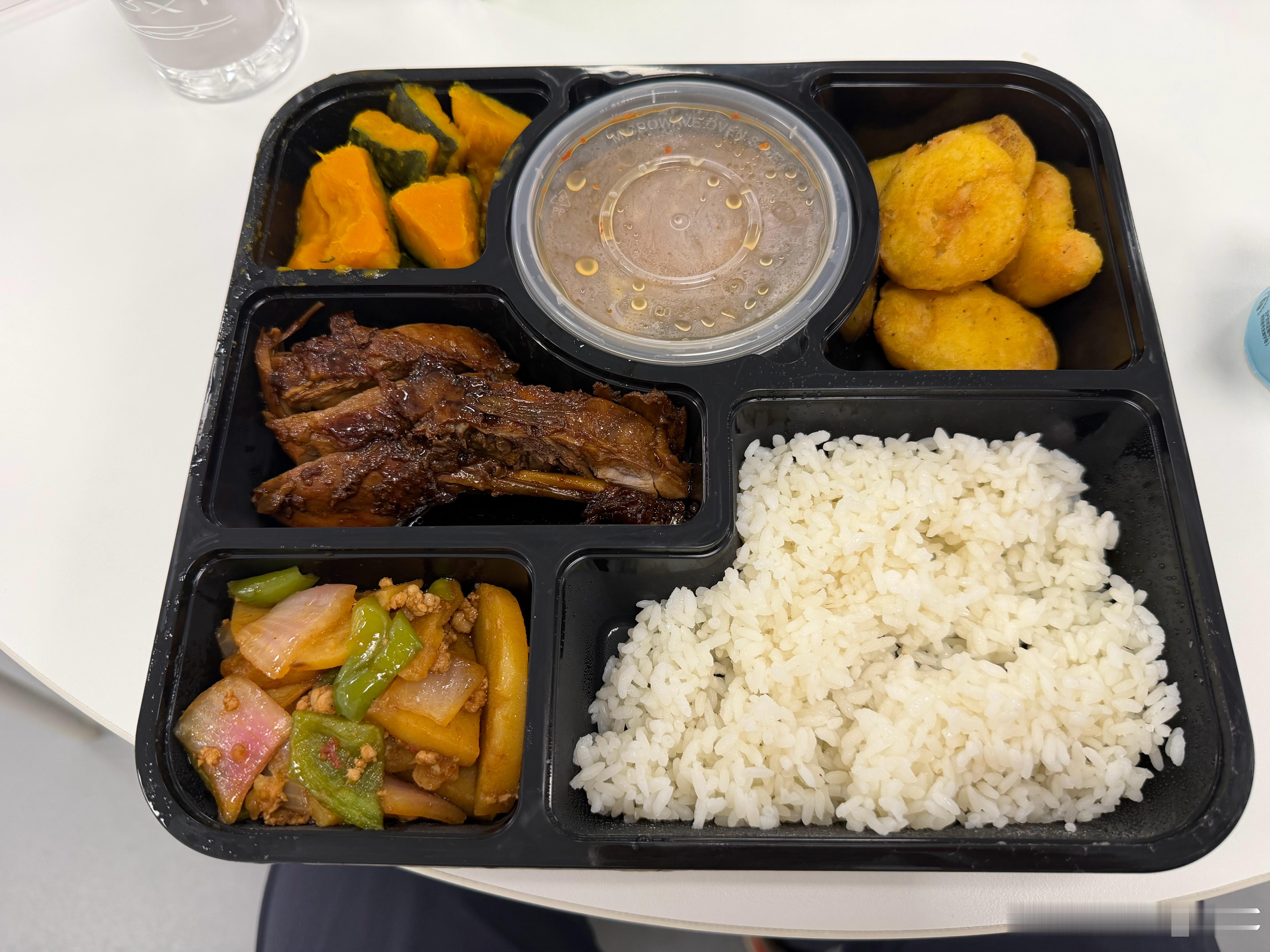 特斯拉的客户饭，还行吧……要说吃的好，还是问界的客户饭好[滑稽笑][滑稽笑]​​​