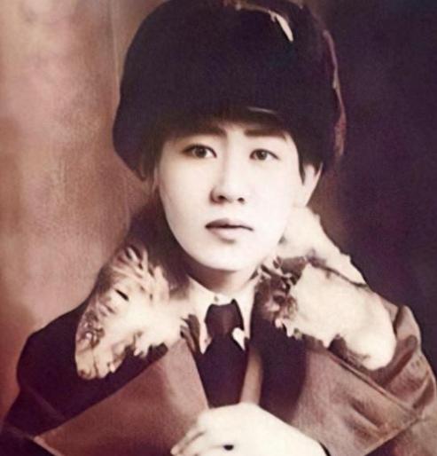 1945年，川岛芳子落入军统手里，可军统手段用尽，她就是没反应，这时，戴笠拿着尺