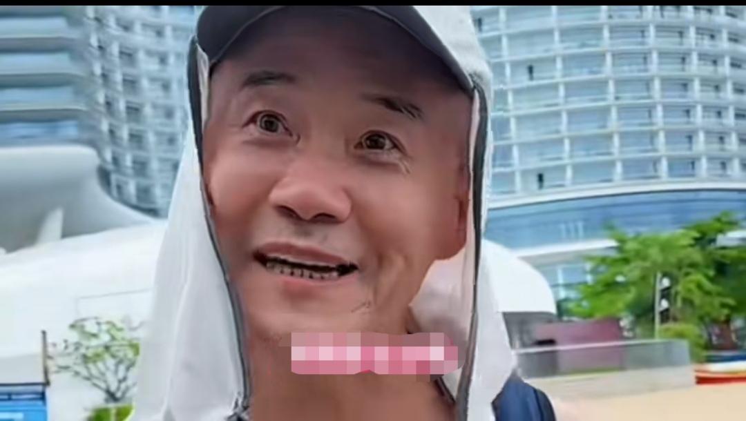 第一眼看到王石简直把我笑叉气了，他戴的帽子简直跟小日本差不多。当年小鬼子就是戴着