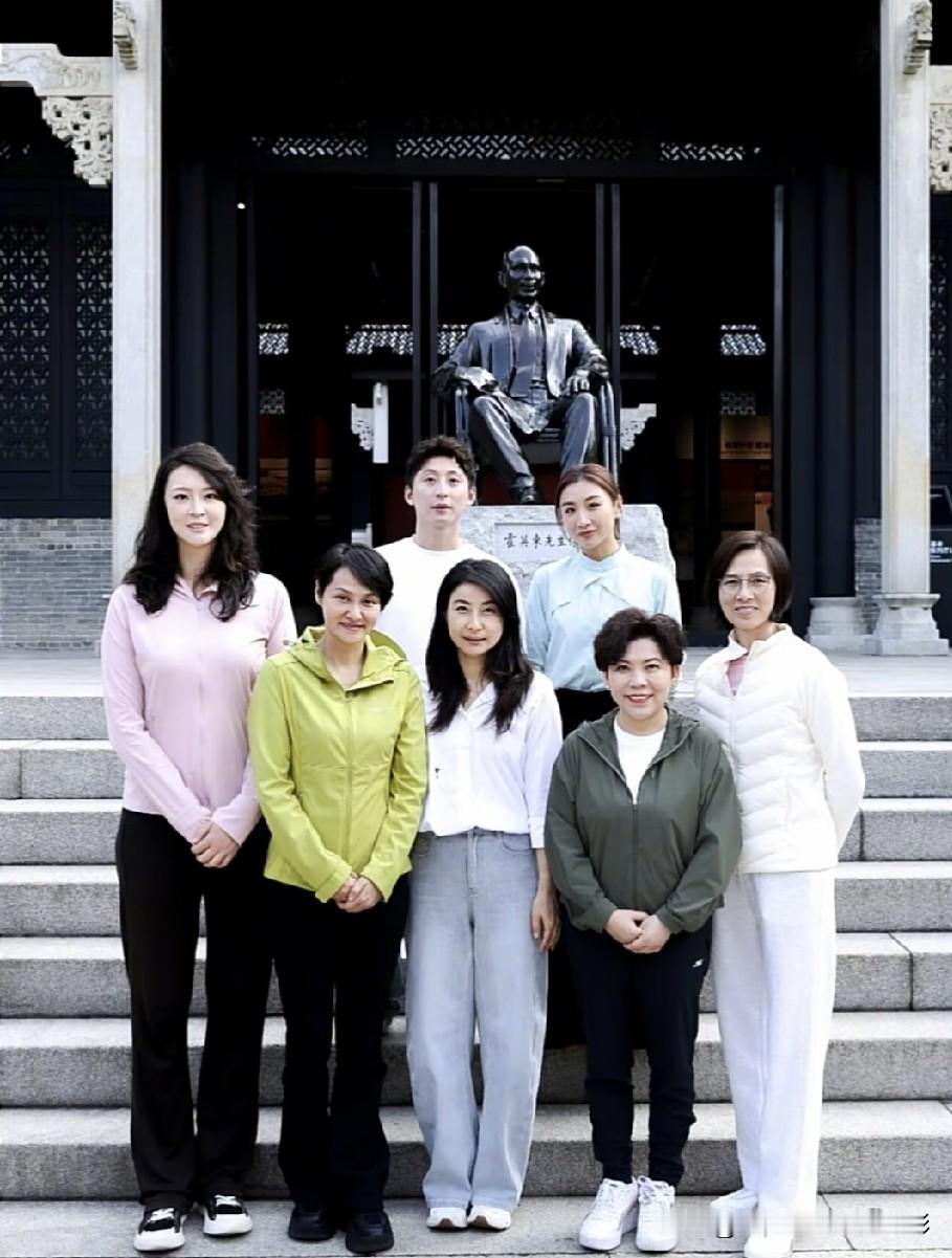 一众奥运冠军同框合影！邓亚萍、郭晶晶、惠若琪、高敏、林跃、何雯娜齐聚。曾经她们为国争光，身披战袍征战