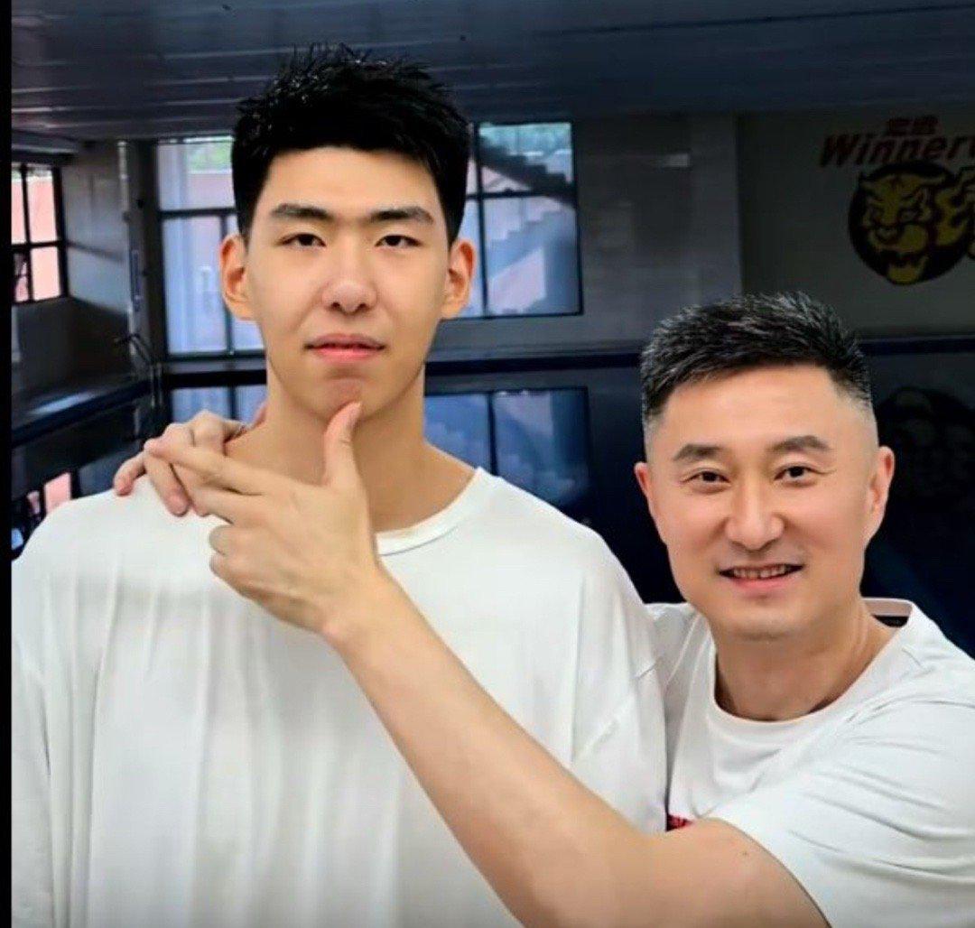 广东宏远队过去依靠“优先富起来”的优势，一下子成为了大财主。可惜老板过度迷信