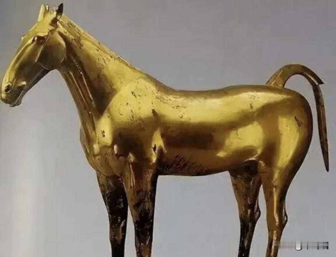 这匹金光闪闪的“大金马”是西汉鎏金铜马，1981年5月由陕西兴平豆马村农民高军田