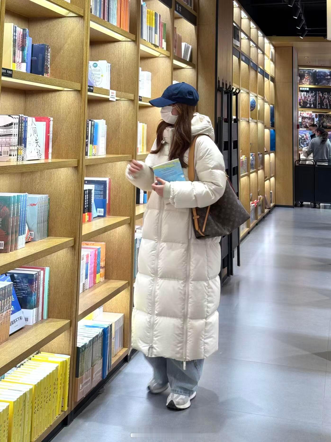 书店看到的！赶紧把这款白色羽绒服申遗！！书店看到的！赶紧把这款白色羽绒服申遗！！