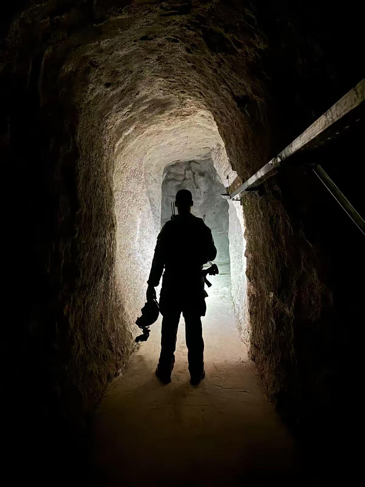 以色列工兵在黎巴嫩南部拆房子，在废墟里发现一个特别小的洞口。以军士兵趴下去往里头